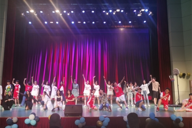 English drama high school musical Premiere