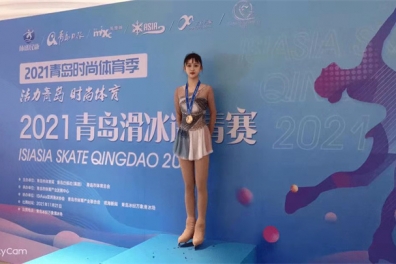 Deng Ning won the fourth level women's champion of figure skating in the 2021 Qingdao figure skating Invitational
